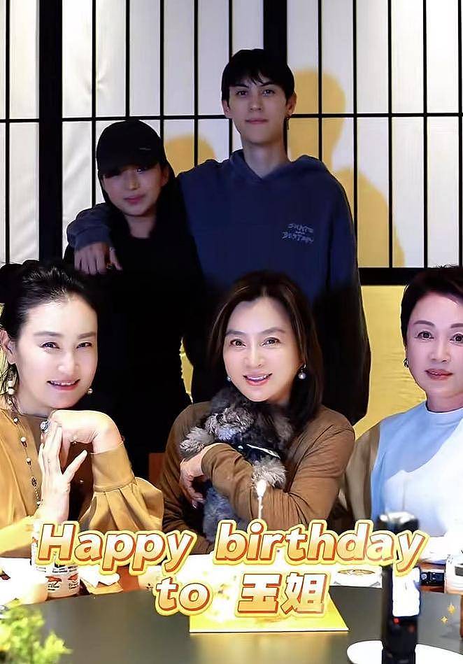 61岁傅艺伟罕现身!儿子已去世一年多,与李玲玉相聚状态超好(组图) - 10