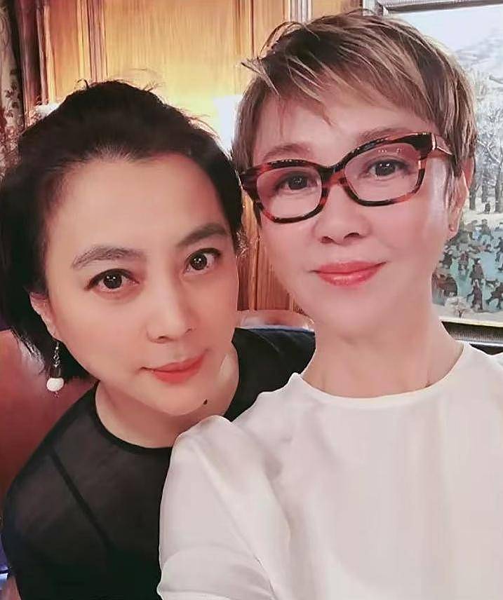 61岁傅艺伟罕现身!儿子已去世一年多,与李玲玉相聚状态超好(组图) - 15
