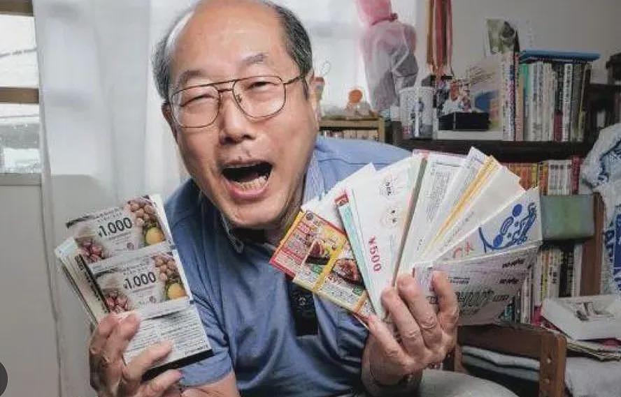 神！大爷身家6个亿，几十年一分钱不花，靠蹭吃蹭喝+薅羊毛活着却被全网夸？（组图） - 1