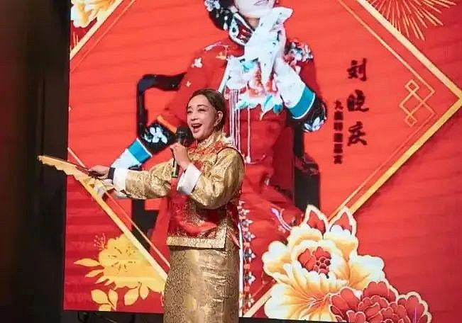 74岁刘晓庆和好友美国聚餐被拍，素颜出镜太真实（组图） - 3