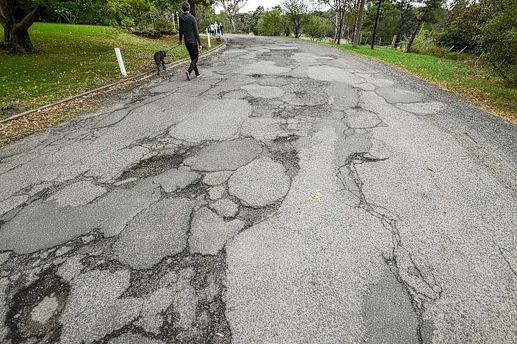 墨尔本这条满是豪宅的路烂透了，但附近居民却高喊：不准修！（组图） - 1