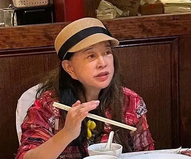 74岁刘晓庆和好友美国聚餐被拍，素颜出镜太真实（组图） - 2