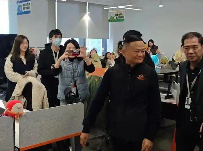 最新！马云现身阿里云谷园区：身穿15周年纪念T恤，佩戴新版工牌，与员工挥手互动（视频/组图） - 5