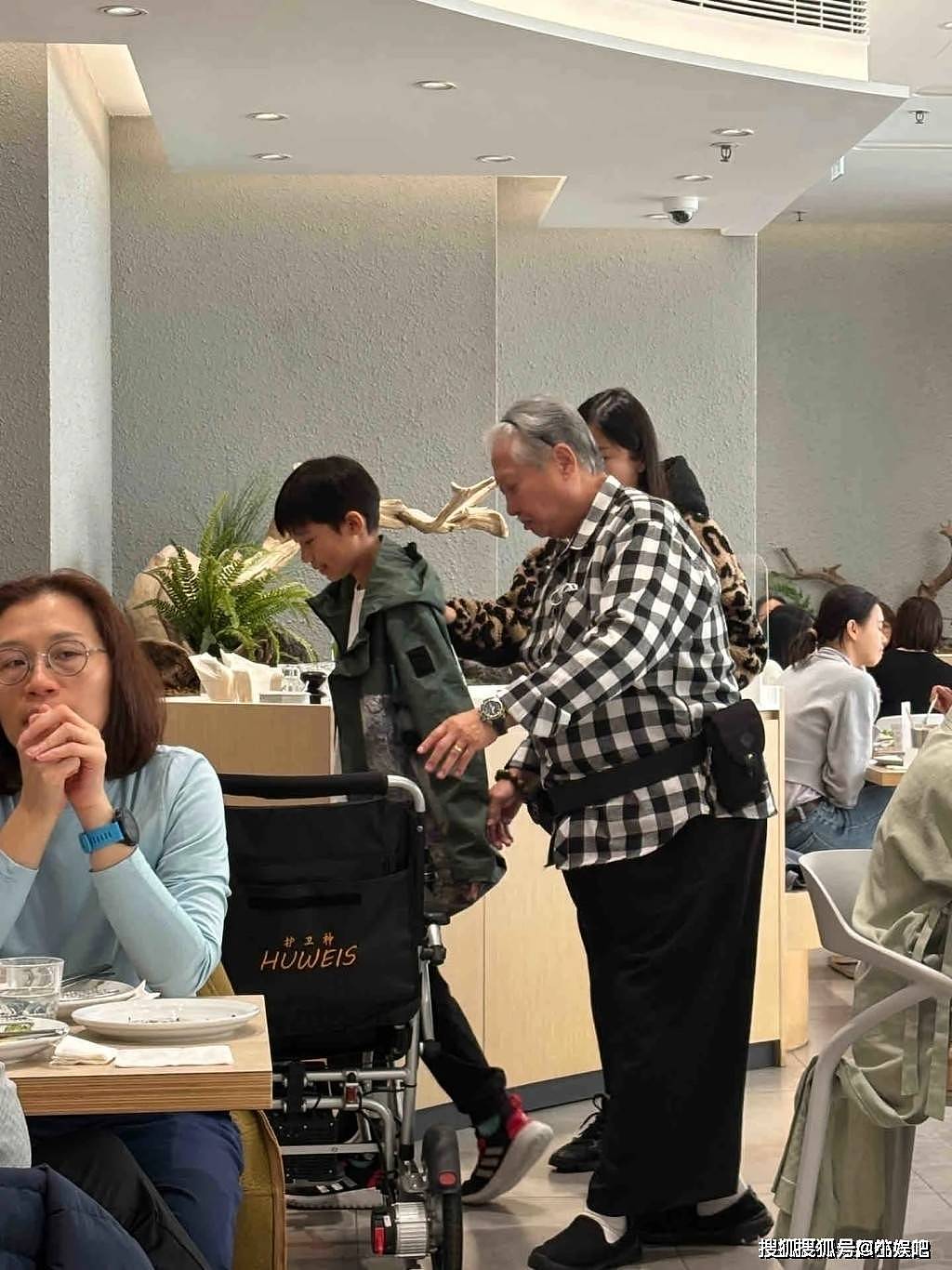 73岁洪金宝独自坐轮椅买肉 银发苍苍无人陪（图） - 3
