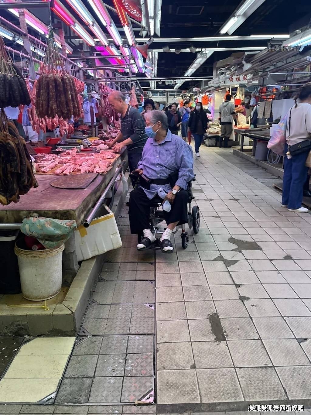 73岁洪金宝独自坐轮椅买肉 银发苍苍无人陪（图） - 1