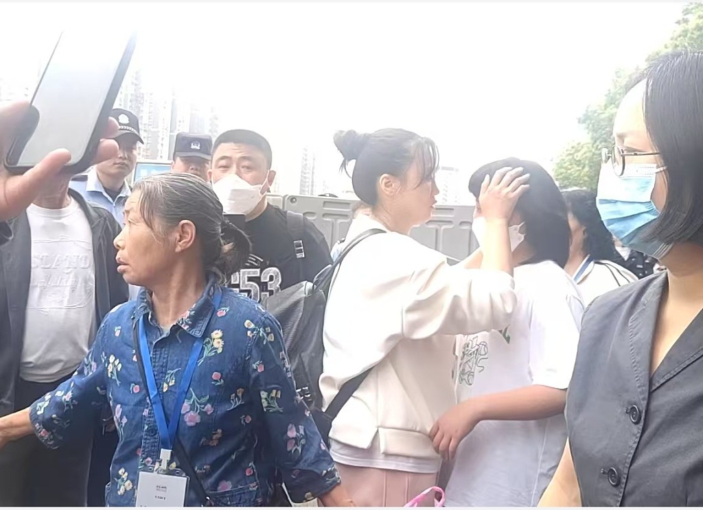 “9岁女孩被老师砸伤案”二审宣判:维持原判!(组图) - 1