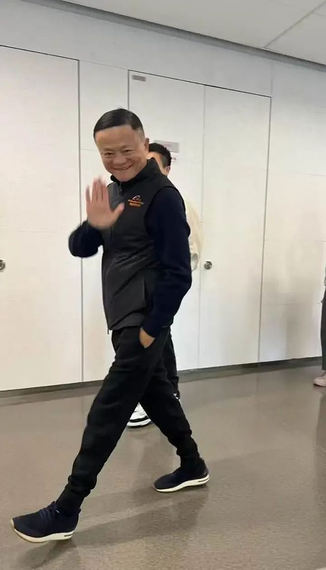 最新！马云现身阿里云谷园区：身穿15周年纪念T恤，佩戴新版工牌，与员工挥手互动（视频/组图） - 4