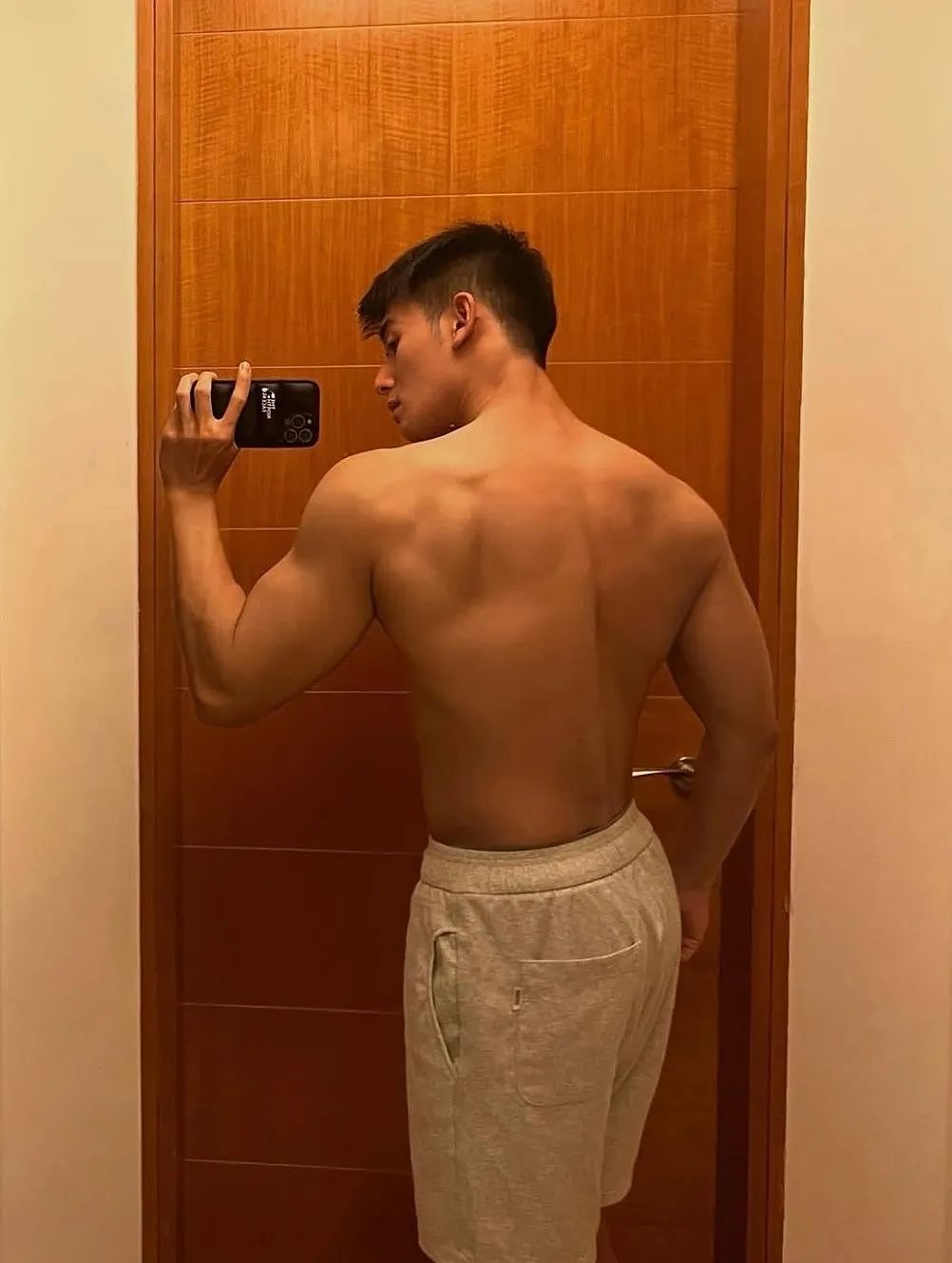 【帅哥】25岁广州男模，宽肩胸肌手臂线条，这脂包肌轮廓清晰惹人爱（组图） - 9