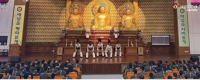 韩女团在寺庙为囚犯慰问演出!网友:佛祖不敢睁眼(图) - 3