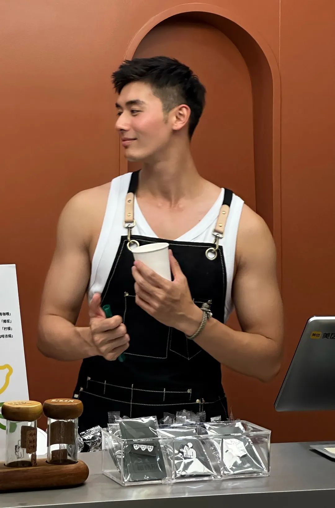 【帅哥】25岁广州男模，宽肩胸肌手臂线条，这脂包肌轮廓清晰惹人爱（组图） - 11