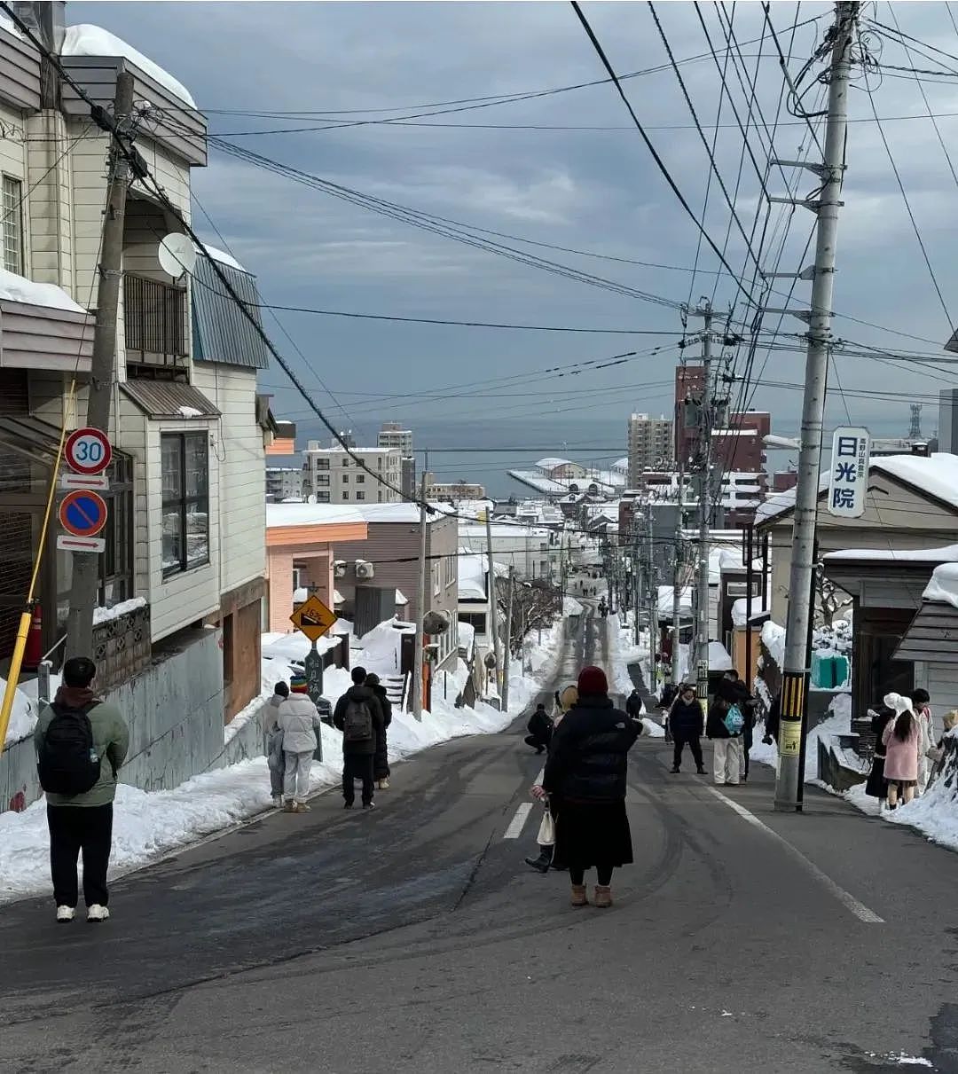 离谱！华人女子在日本高速上躺地上拍照？还称是人生照片，引发600万人围观...（组图） - 38