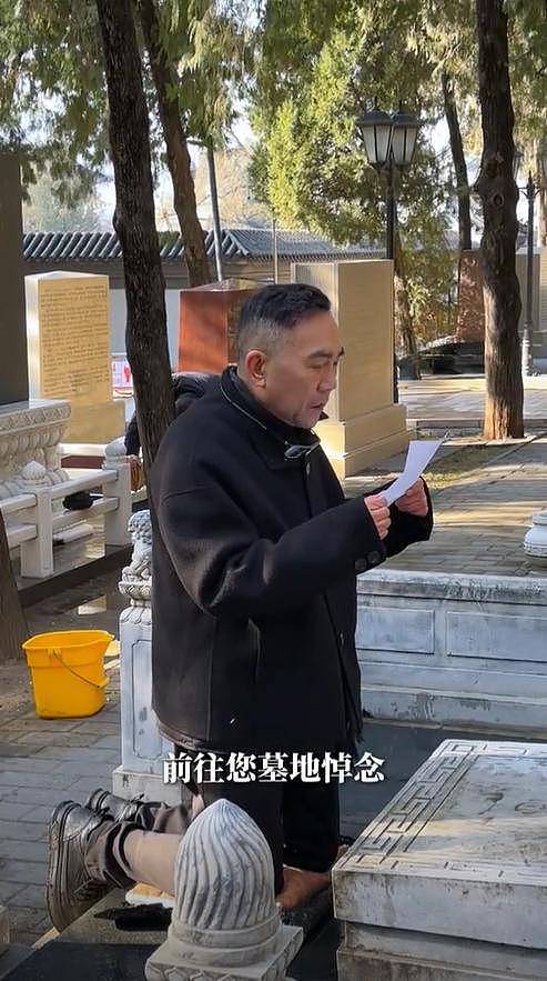侯耀华:清明节给父亲侯宝林扫墓,他单身了13年(组图) - 4
