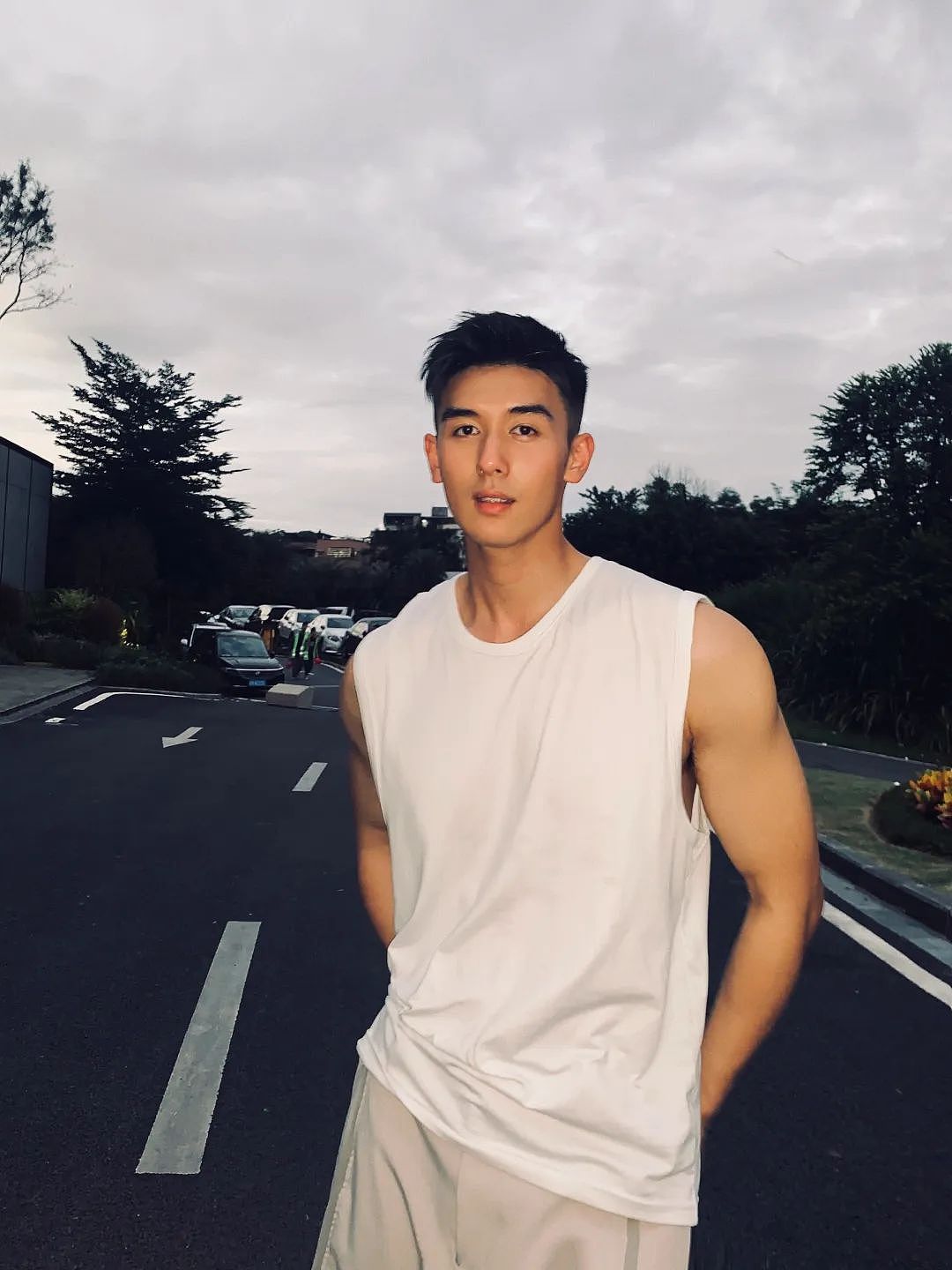 【帅哥】25岁广州男模，宽肩胸肌手臂线条，这脂包肌轮廓清晰惹人爱（组图） - 16