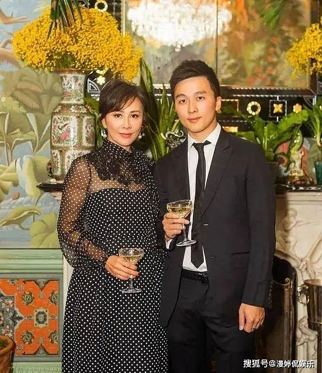 刘嘉玲陪家人出游，视帅气侄子如己出，据传侄子将继承超10亿财产（组图） - 4