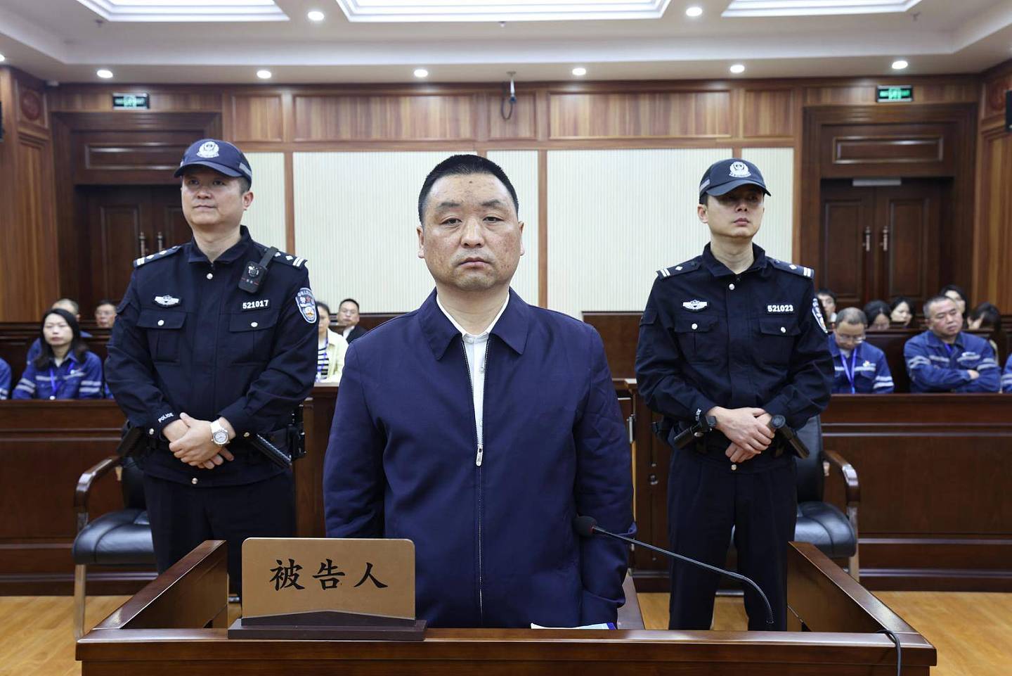 贵州修文县委原书记管庆良受审，曾让家人将现金埋地里，还在上面种玉米（图） - 1