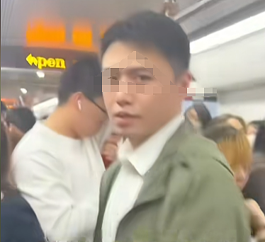 上海地铁猥琐男身份被扒：一滩液体，污了一身体面（组图） - 1