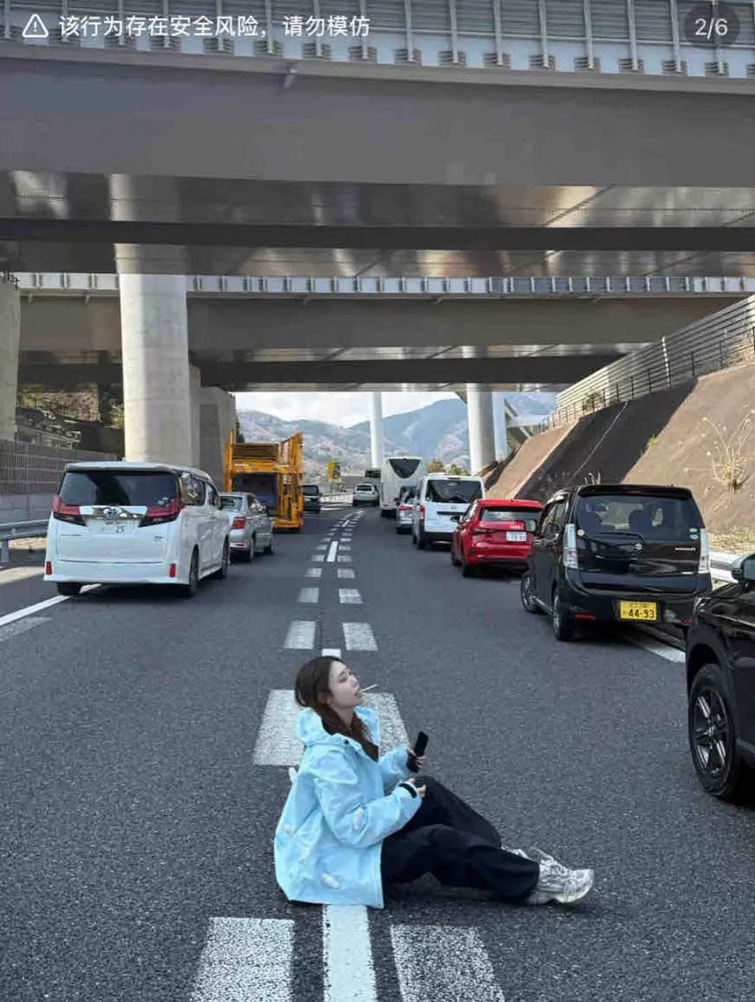 离谱！华人女子在日本高速上躺地上拍照？还称是人生照片，引发600万人围观...（组图） - 7