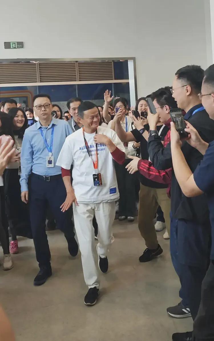61岁马云回归阿里云,戴特殊工牌被夹道欢迎,员工透露重要细节(组图) - 6