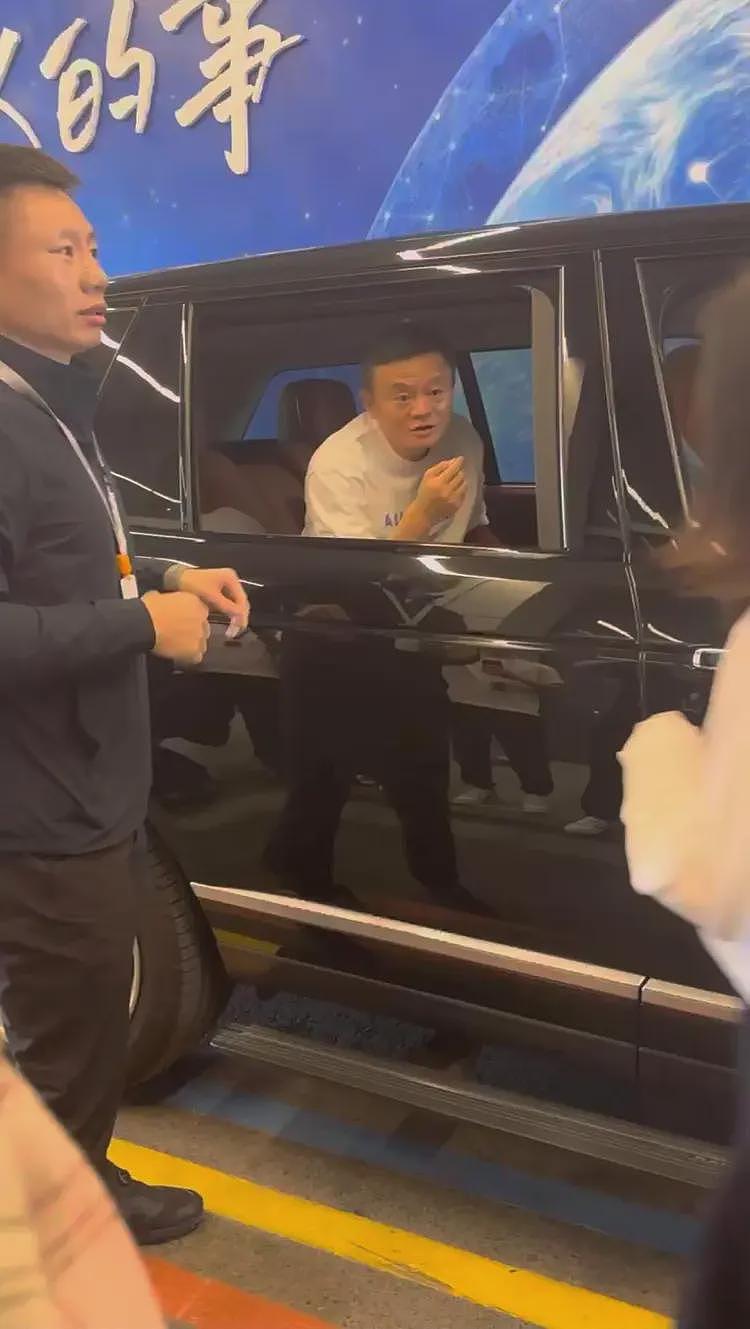 61岁马云回归阿里云,戴特殊工牌被夹道欢迎,员工透露重要细节(组图) - 1