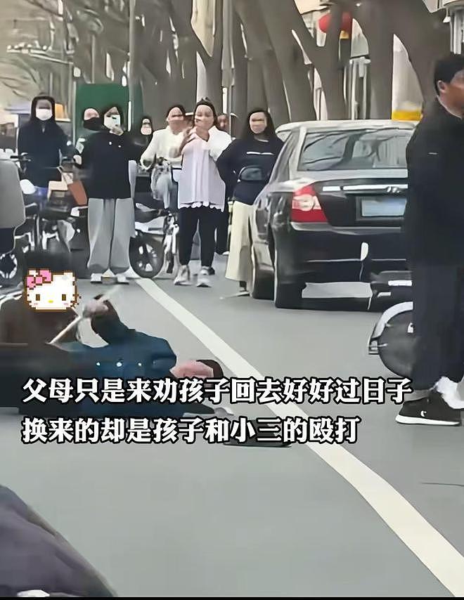 炸裂！网传一男子为了小三当街痛打父母，棍子都打烂，警方已介入（组图） - 3