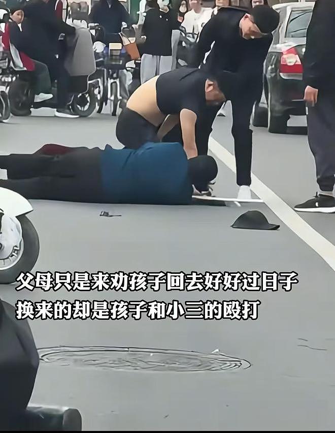炸裂！网传一男子为了小三当街痛打父母，棍子都打烂，警方已介入（组图） - 8