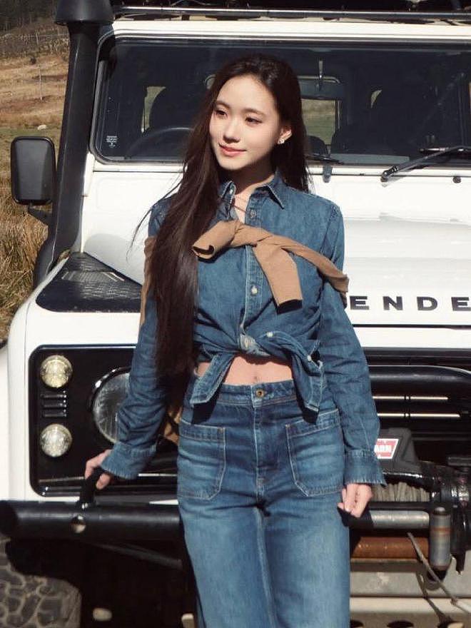 小S二女儿Lily晒旅行美照，走出大S离世阴影，秀小蛮腰和豪车（组图） - 3