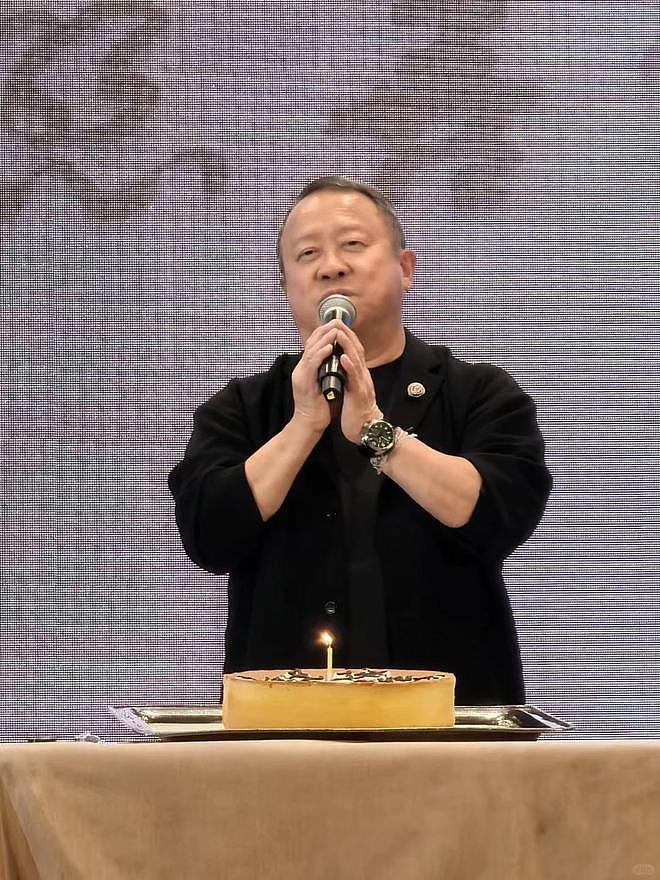 曾志伟72岁生日摆素宴，筹600万捐给杭州寺庙，众星云集儿女在旁（组图） - 3