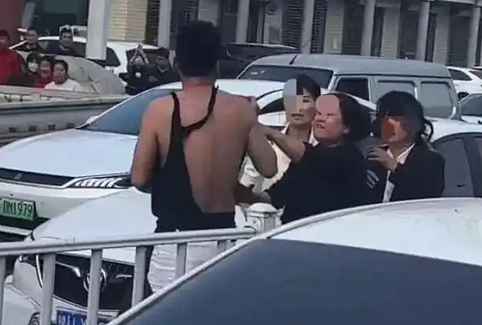 原配当街砸车抓小三：正脸照流出，知情人爆出家里俩儿子（视频/组图） - 2