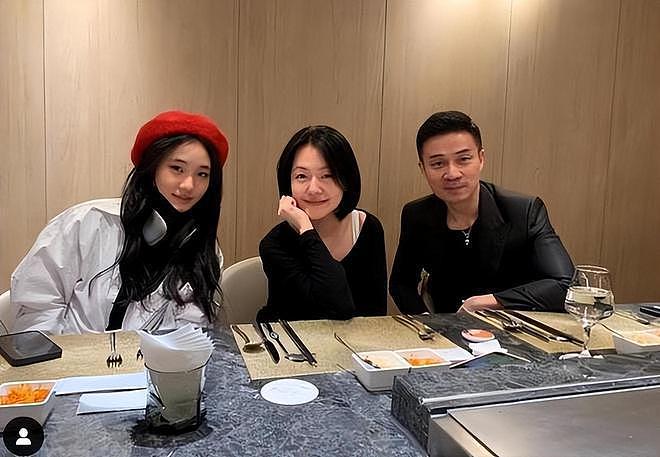 小S二女儿Lily晒旅行美照，走出大S离世阴影，秀小蛮腰和豪车（组图） - 10