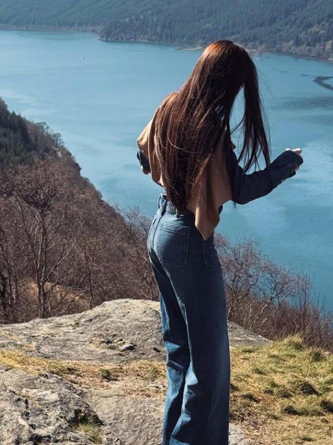 小S二女儿Lily晒旅行美照，走出大S离世阴影，秀小蛮腰和豪车（组图） - 4