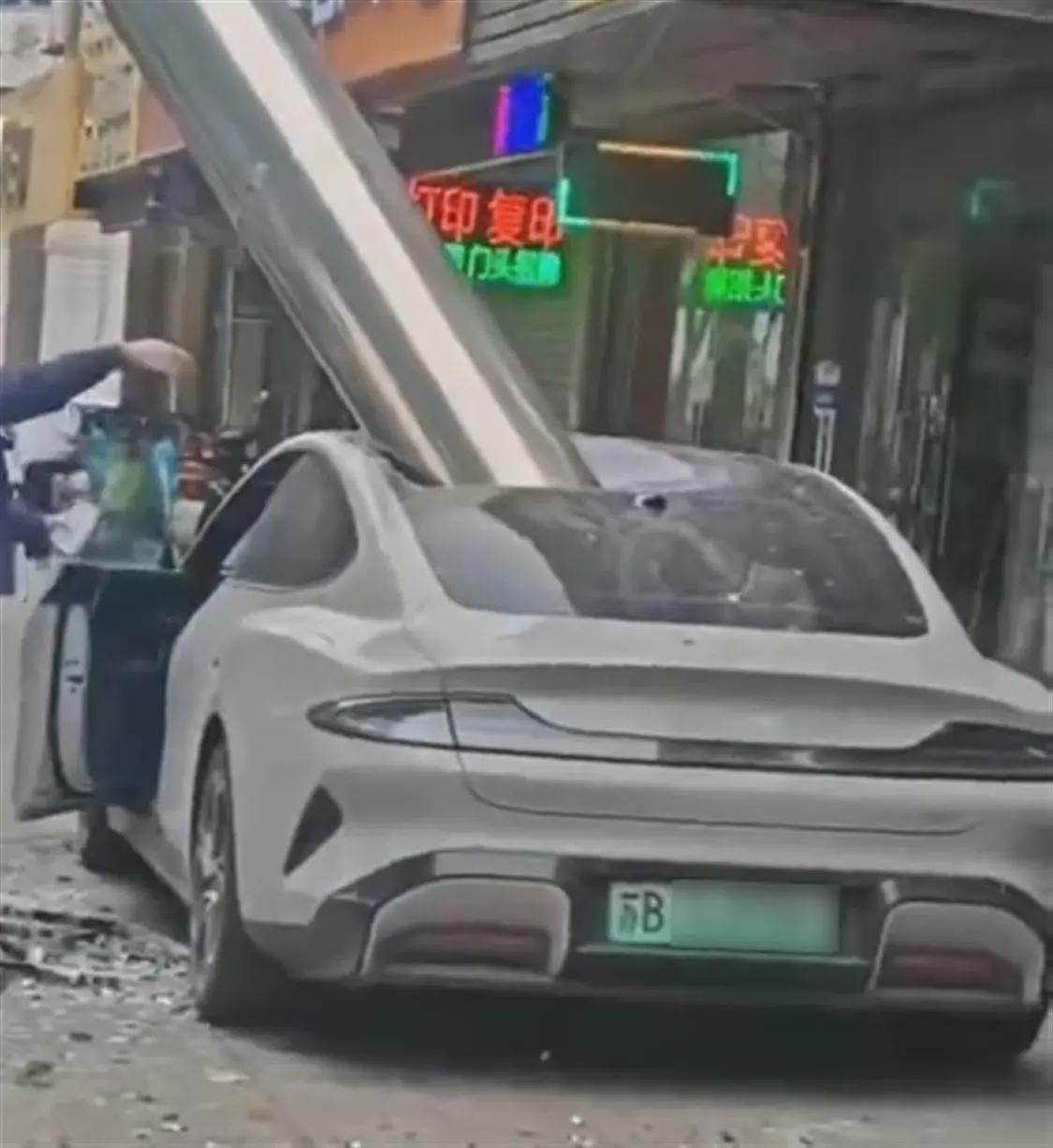 小米SU7遭“当头一棒“！无锡大风吹落金属管砸穿车（组图） - 1