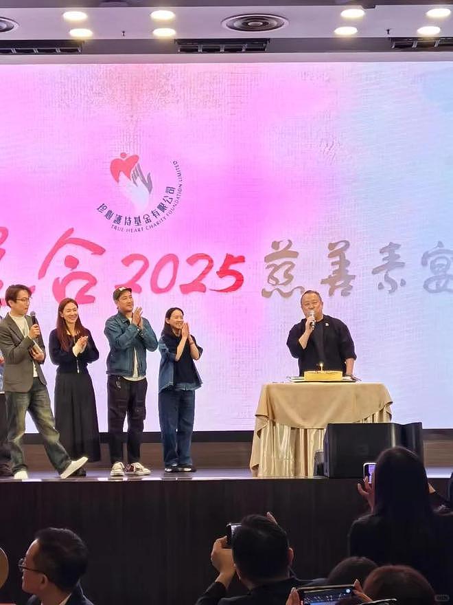 曾志伟72岁生日摆素宴，筹600万捐给杭州寺庙，众星云集儿女在旁（组图） - 4