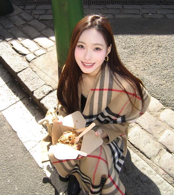 小S二女儿Lily晒旅行美照，走出大S离世阴影，秀小蛮腰和豪车（组图） - 7