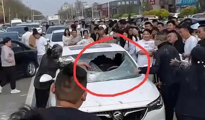 原配当街砸车抓小三：正脸照流出，知情人爆出家里俩儿子（视频/组图） - 1