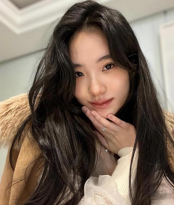 小S二女儿Lily晒旅行美照，走出大S离世阴影，秀小蛮腰和豪车（组图） - 14
