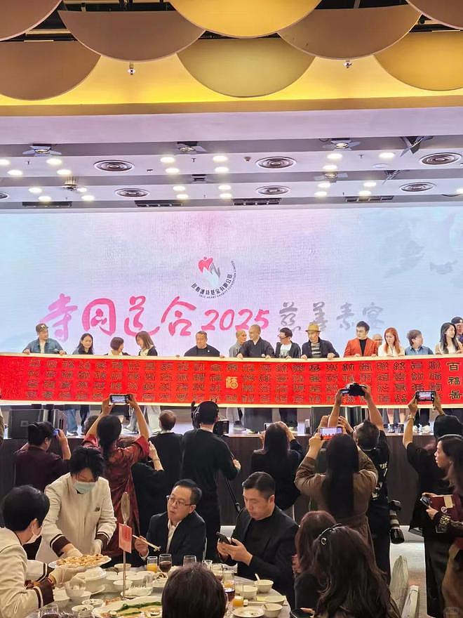 曾志伟72岁生日摆素宴，筹600万捐给杭州寺庙，众星云集儿女在旁（组图） - 2