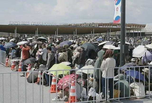 日本世博会被骂上热搜:排队超2小时,展馆像工地(组图) - 1