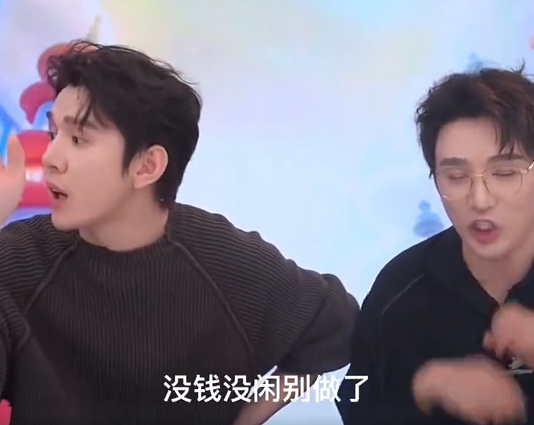 热搜爆了!李佳琦称:普通女生没钱没闲别做了!有消费者曾紧急喊停,“一下多花了1千多元”(组图) - 2