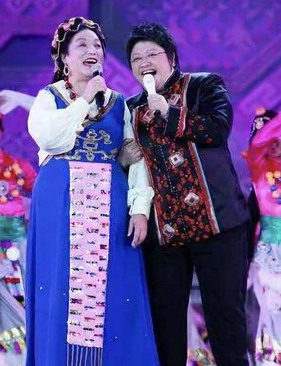 韩红78岁母亲雍西去世,早年丧夫后再婚,遗憾未看到女儿结婚(组图) - 16
