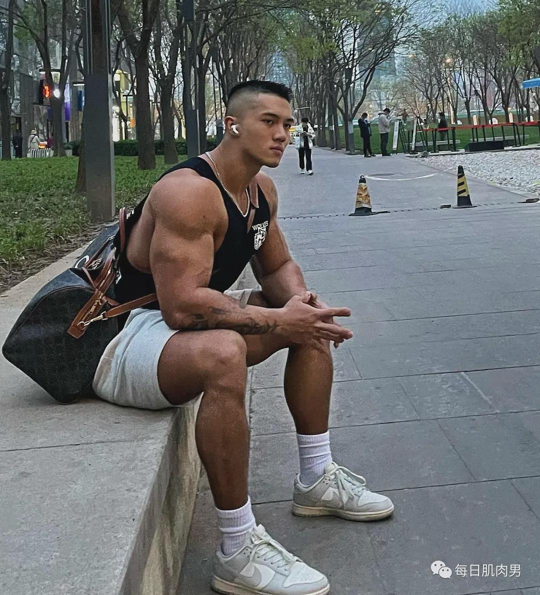 【帅哥】北京肌肉壮男在酒店玩自拍,超级可...(图) - 18