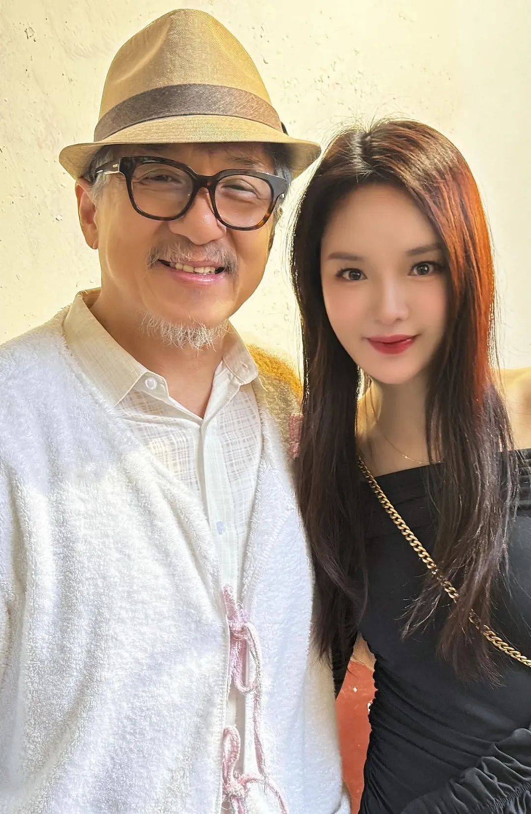 成龙大哥搂美女合影庆生，白发胡子抢镜素颜状态真实，71岁仍然意气风发（组图） - 1