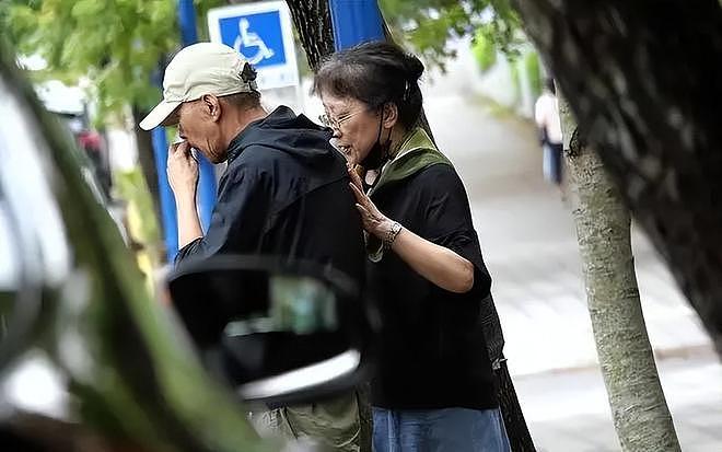 78岁侯孝贤近照,脸颊凹陷瘦了很多,步伐缓慢行动还算稳健(组图) - 8