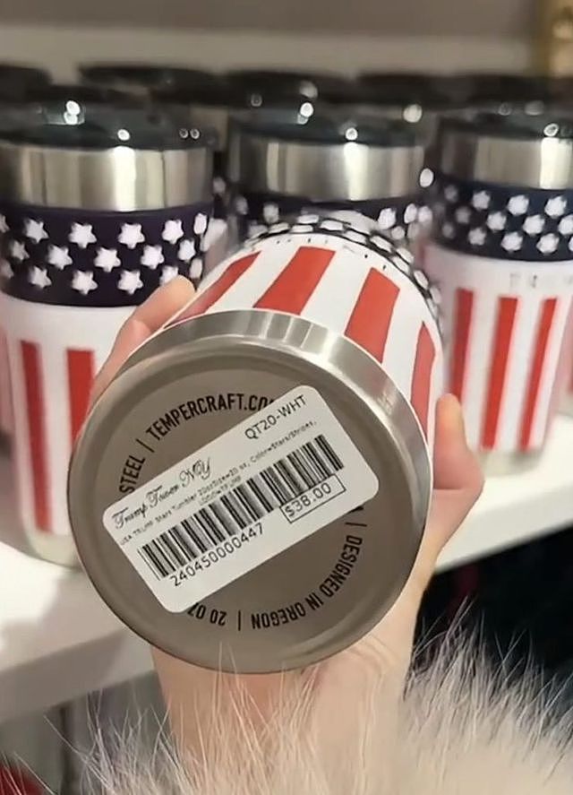 特朗普周边产品用贴纸遮中国制造，336元帽子暴利（组图） - 2
