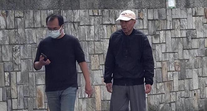 78岁侯孝贤近照,脸颊凹陷瘦了很多,步伐缓慢行动还算稳健(组图) - 5
