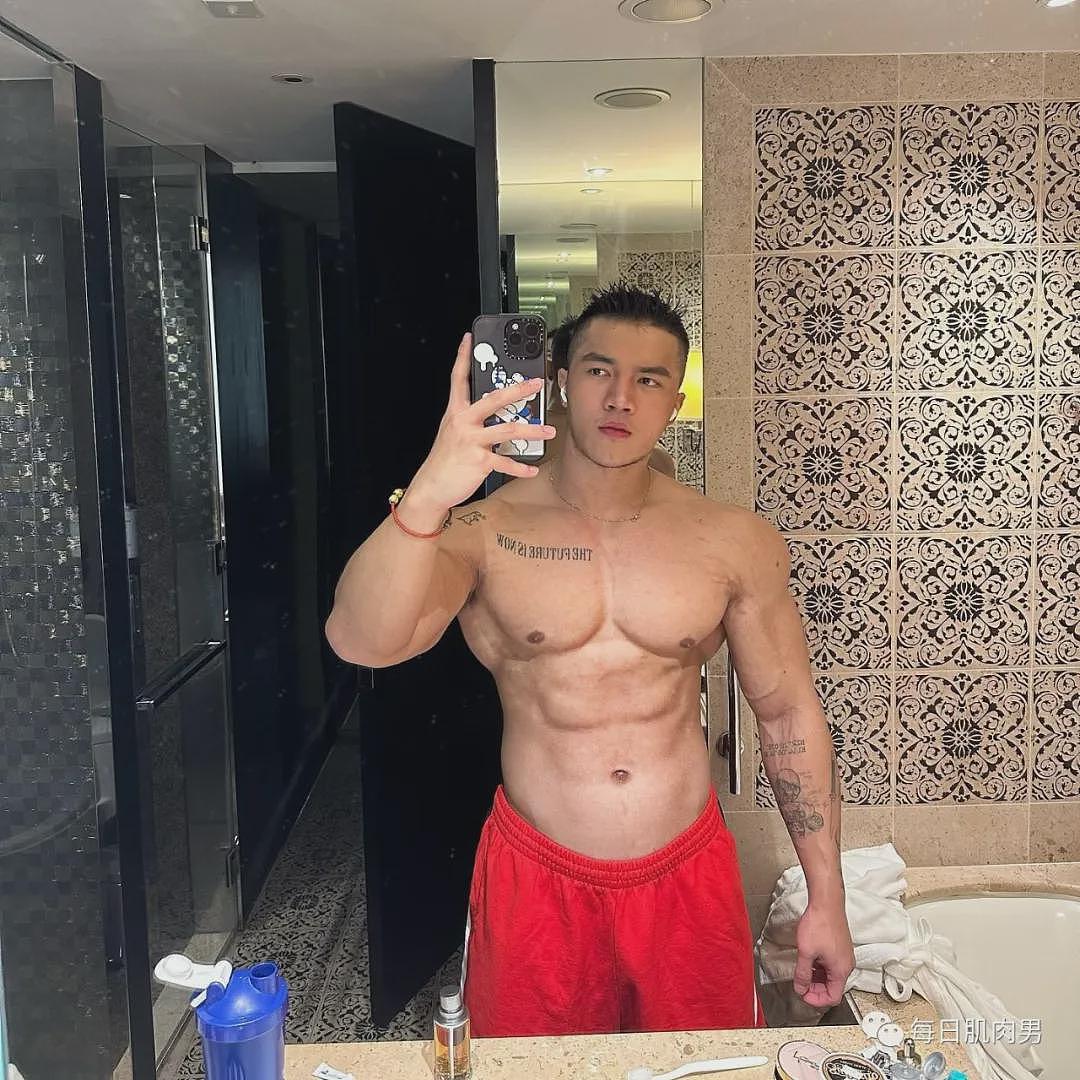 【帅哥】北京肌肉壮男在酒店玩自拍,超级可...(图) - 31
