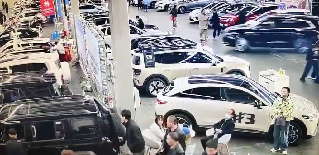 华为“问界”车场突启动乱撞致1伤!监控画面拍曝恐怖过程(视频/组图) - 2