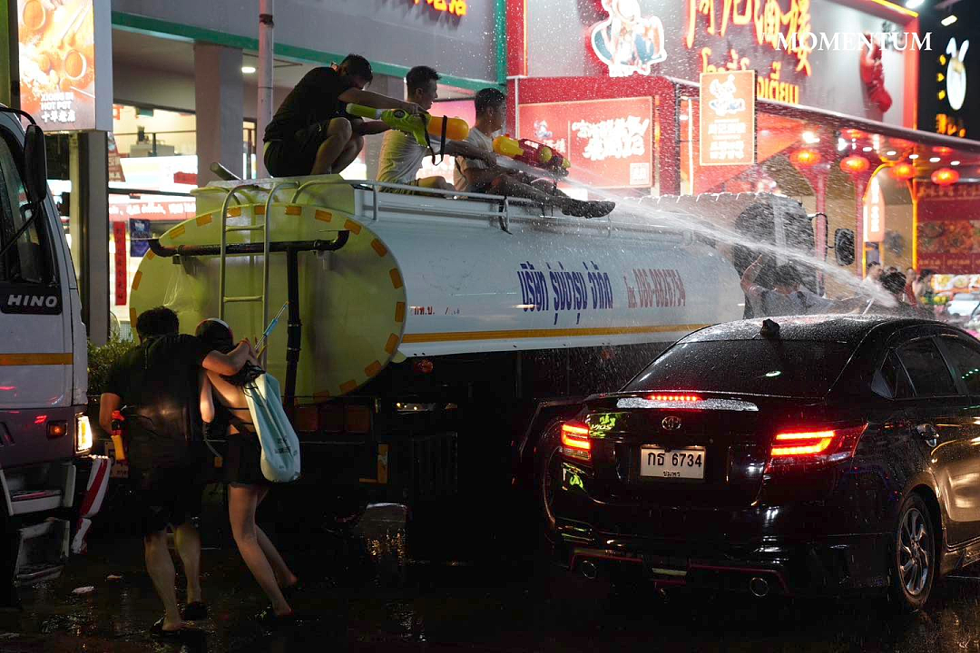 包下运水车泼水？！中国人的钞能力，又把泰国人惹怒了！（组图） - 1