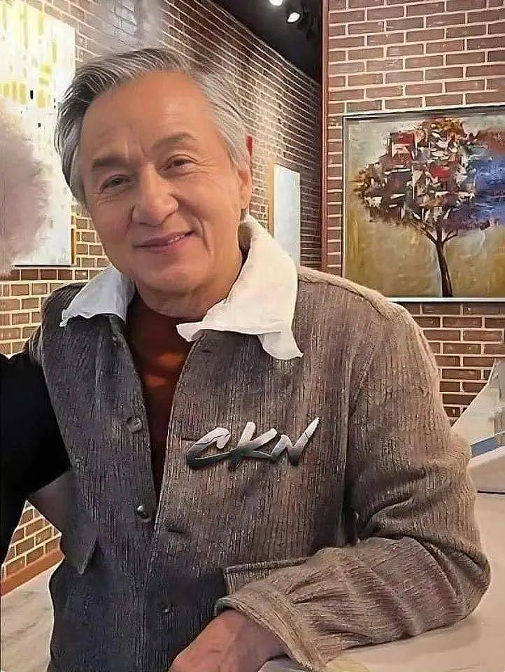 成龙大哥搂美女合影庆生，白发胡子抢镜素颜状态真实，71岁仍然意气风发（组图） - 3
