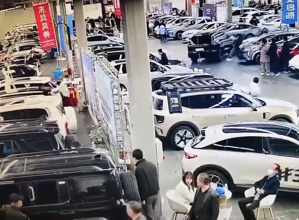 华为“问界”车场突启动乱撞致1伤!监控画面拍曝恐怖过程(视频/组图) - 5