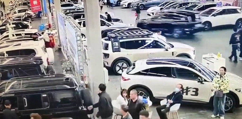 华为“问界”车场突启动乱撞致1伤!监控画面拍曝恐怖过程(视频/组图) - 3